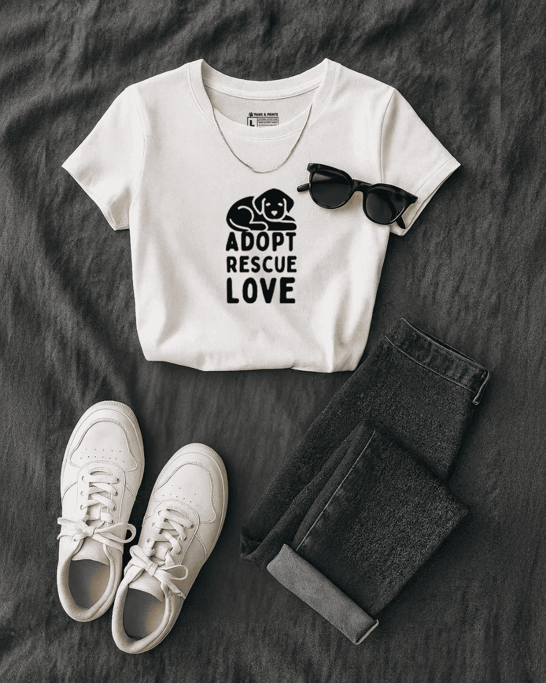 Outfit con camiseta mujer corte slim fit color blanco con estampado “adopt rescue love” de paws & prints