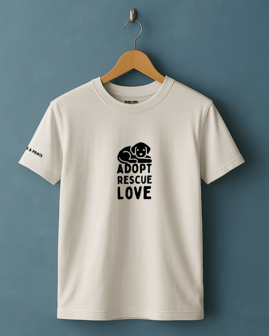 Camiseta hombre corte slim fit color blanco con estampado “adopt rescue love” de Paws & Prints