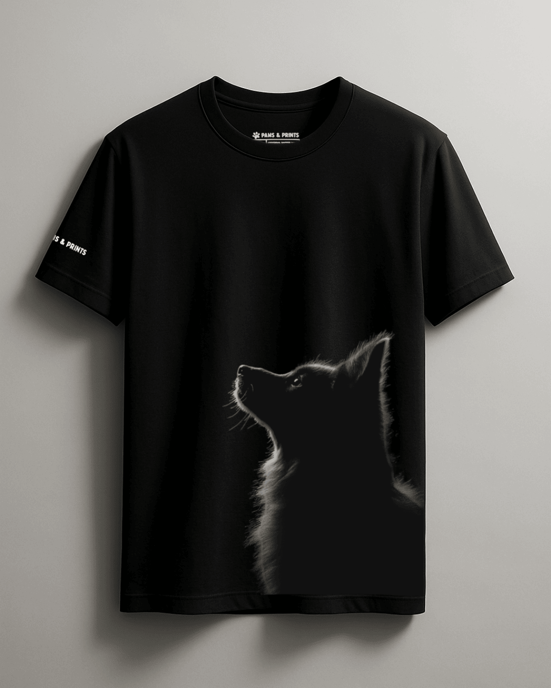 Camiseta hombre corte slim fit color negro con estampado “perro lobo en contraluz” de Paws & Prints
