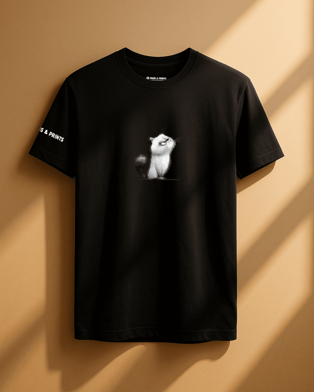 Camiseta hombre corte slim fit color negro con estampado “dibujo de gato estilo pixar” de Paws & Prints