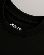 plano detalle cuello camiseta hombre corte slim fit color negro con estampado “mirada de perro labrador” de paws & prints