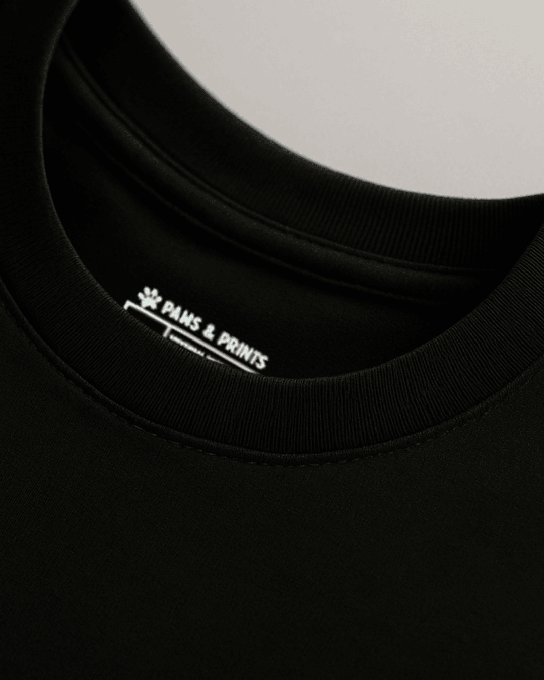 plano detalle cuello camiseta hombre corte slim fit color negro con estampado “mirada de perro labrador” de paws & prints