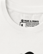 plano detalle cuello camiseta mujer corte slim fit color blanco con estampado “adopt rescue love” de paws & prints