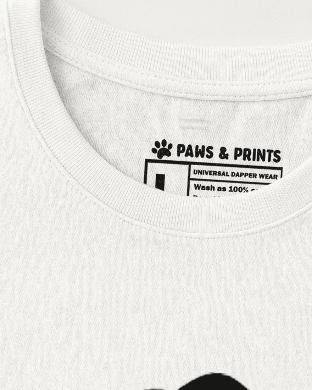 plano detalle cuello camiseta mujer corte slim fit color blanco con estampado “adopt rescue love” de paws & prints
