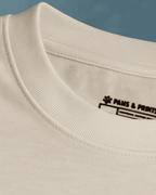 plano detalle cuello camiseta hombre corte slim fit color blanco con estampado “adopt rescue love” de paws & prints