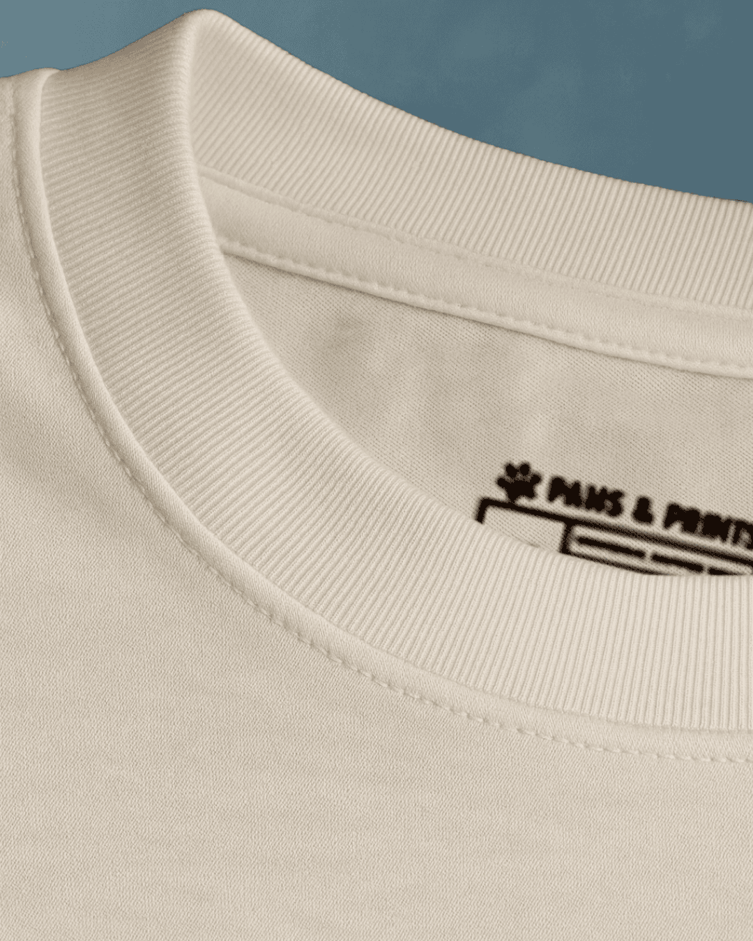 plano detalle cuello camiseta hombre corte slim fit color blanco con estampado “adopt rescue love” de paws & prints