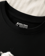 plano detalle cuello camiseta mujer corte slim fit color negro con estampado “gato” de paws & prints