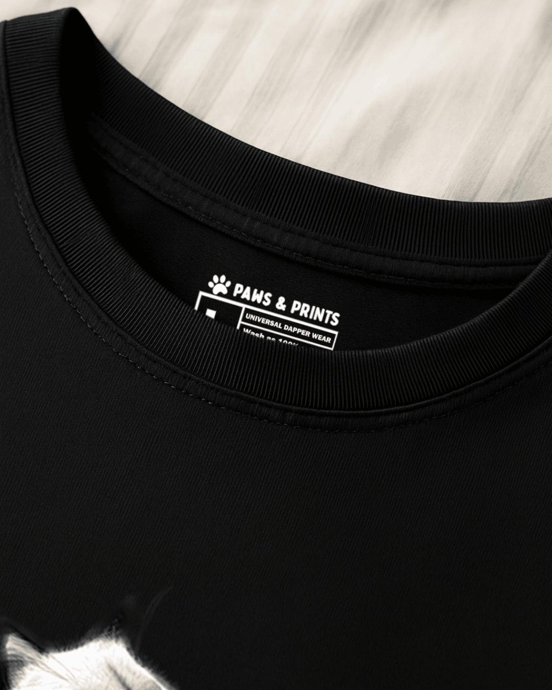plano detalle cuello camiseta mujer corte slim fit color negro con estampado “gato” de paws & prints