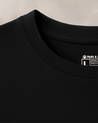 plano detalle cuello camiseta mujer corte slim fit color negro con estampado “cara de perro labrador” de paws & prints