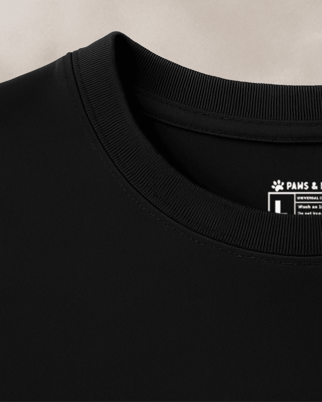 plano detalle cuello camiseta mujer corte slim fit color negro con estampado “cara de perro labrador” de paws & prints