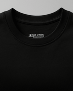 plano detalle cuello camiseta hombre corte slim fit color negro con estampado “perro lobo en contraluz” de paws & prints