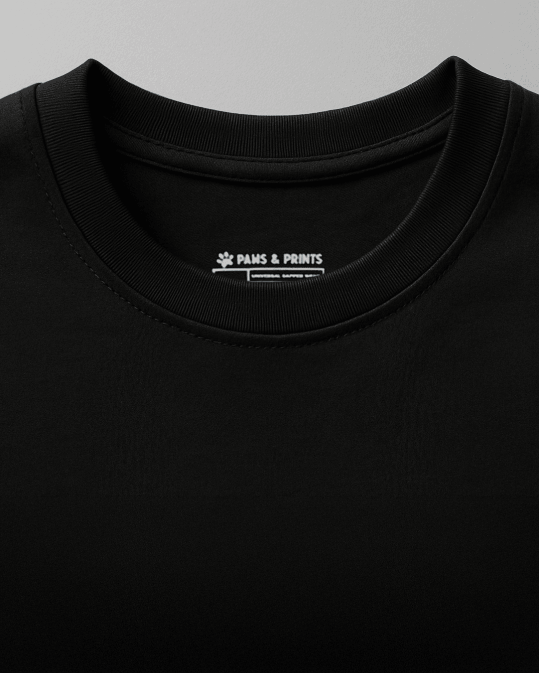 plano detalle cuello camiseta hombre corte slim fit color negro con estampado “perro lobo en contraluz” de paws & prints