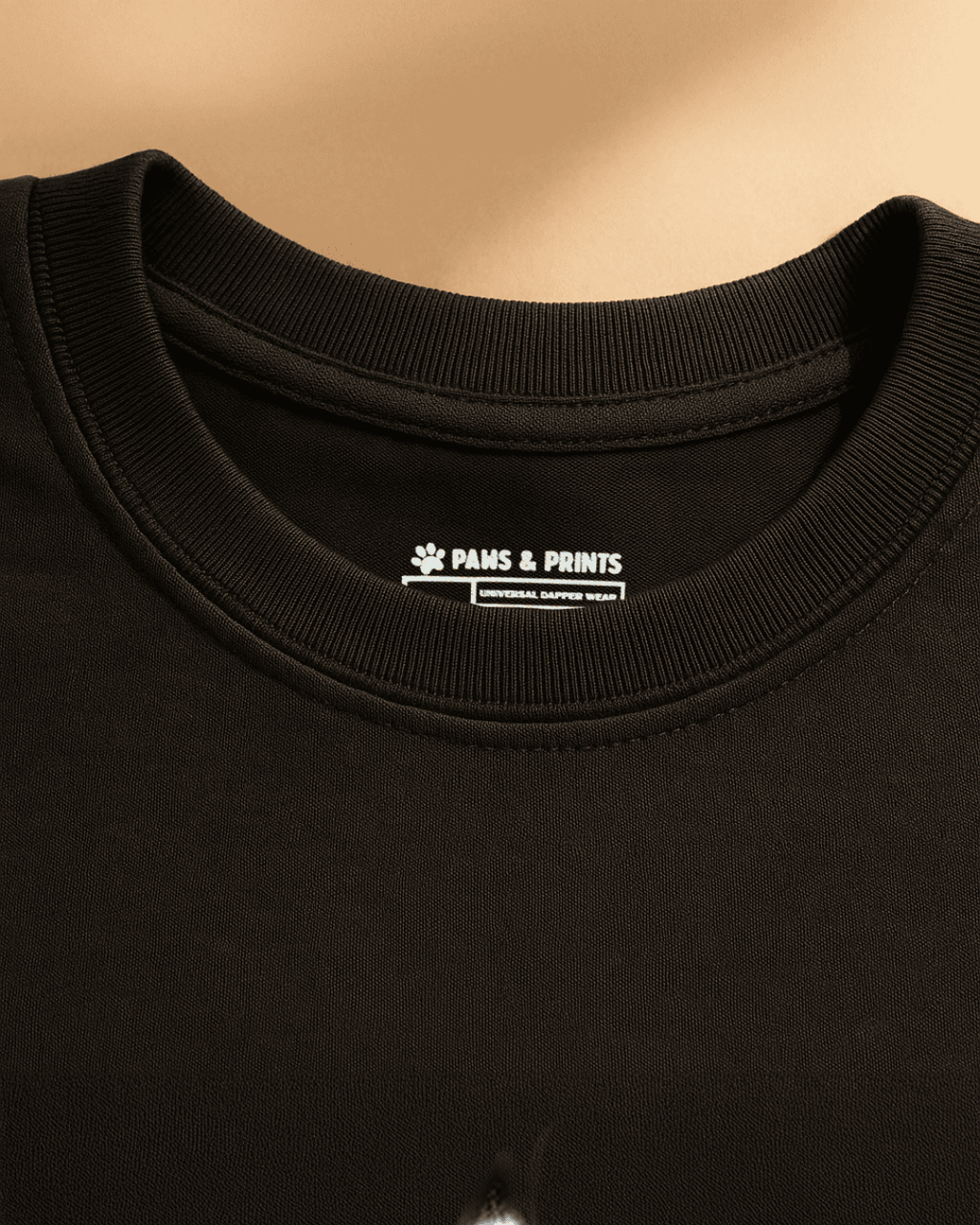 plano detalle cuello camiseta hombre corte slim fit color negro con estampado “dibujo de gato estilo pixar” de paws & prints