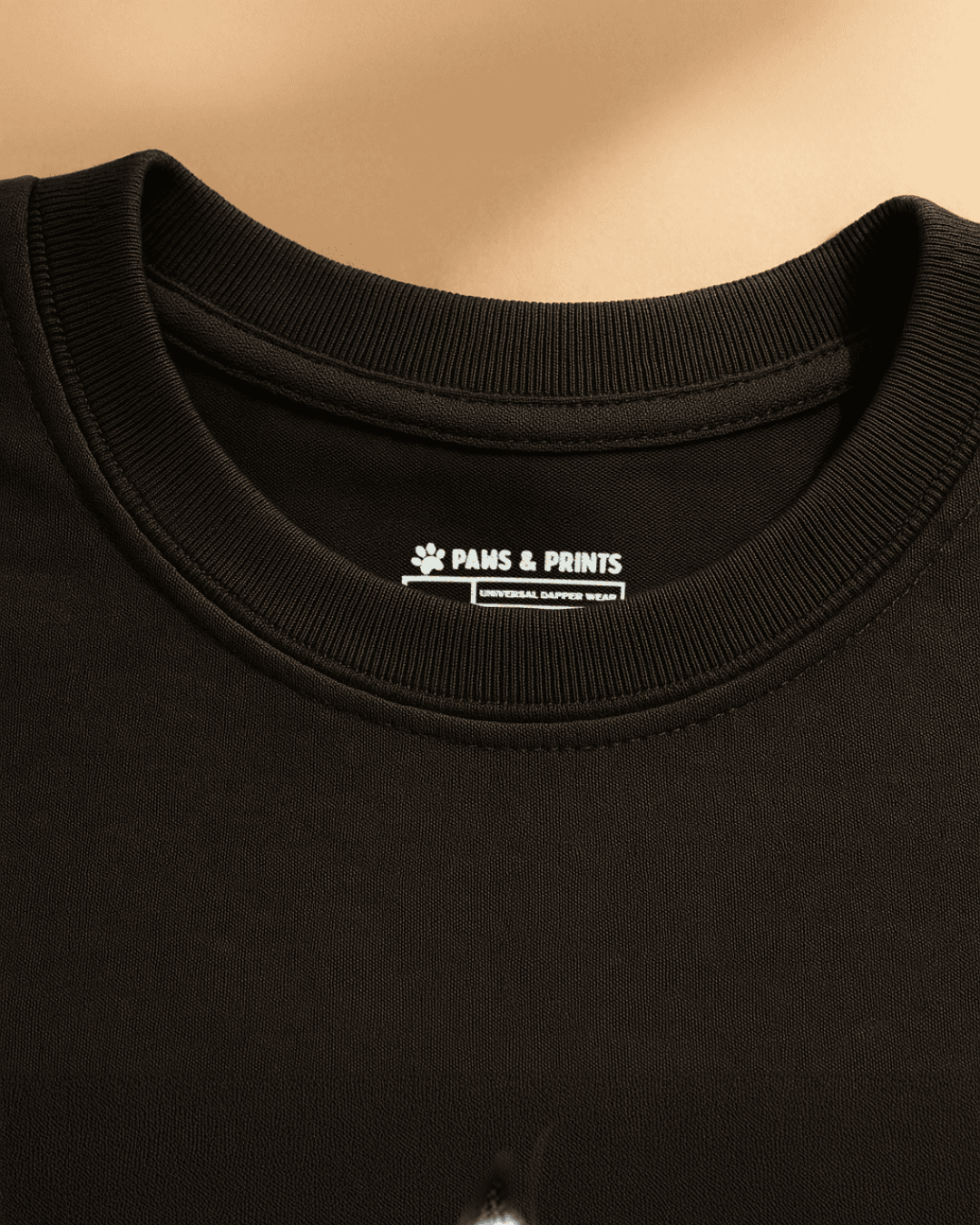 plano detalle cuello camiseta hombre corte slim fit color negro con estampado “dibujo de gato estilo pixar” de paws & prints