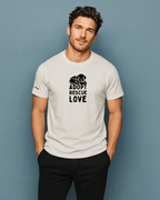 Modelo usando camiseta hombre corte slim fit color blanco con estampado de “adopt rescue love” de Paws & Prints en look casual