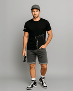 Modelo usando camiseta hombre corte slim fit color negro con estampado de “perro lobo en contraluz” de Paws & Prints en look casual