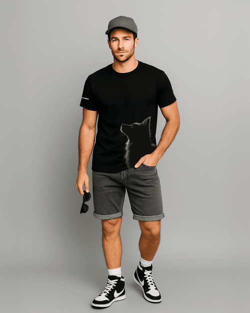 Modelo usando camiseta hombre corte slim fit color negro con estampado de “perro lobo en contraluz” de Paws & Prints en look casual
