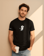 Modelo usando camiseta hombre corte slim fit color negro con estampado de “dibujo de gato estilo pixar” de Paws & Prints en look casual