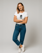 Modelo usando camiseta mujer corte slim fit color blanco con estampado de “adopt rescue love” de Paws & Prints en look casual