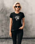 Modelo usando camiseta mujer corte slim fit color negro con estampado de “cara de perro labrador” de Paws & Prints en look casual